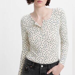 LEVI’S DRY GOODS HENLEY TOP IVORY Allover Clover Shamrock Print Long Sleeve XS